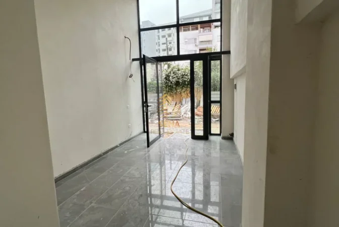 Tirane, jepet me qera ambjent biznesi Kati 0, 20 m² 350 € (Pazari i Ri)