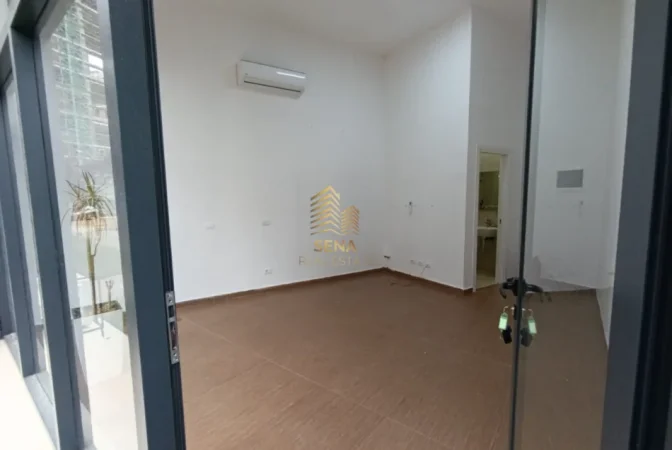 Tirane, jepet me qera ambjent biznesi Kati 0, 26 m² 320 € (Jordan Misja)