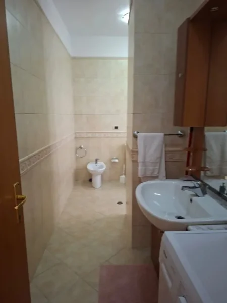 Tirane, jepet me qera apartament 2+1 Kati 8, 145 m² 1.000 € (Blloku)