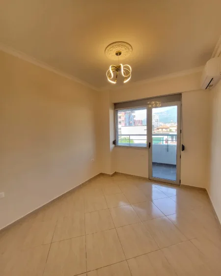 Tirane, jepet me qera ambjent biznesi Kati 3, 120 m² 900 € (Kompleksi Halili)RRUGA E DIBRËS