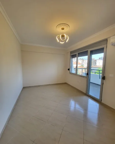 Tirane, jepet me qera ambjent biznesi Kati 3, 120 m² 900 € (Kompleksi Halili)RRUGA E DIBRËS