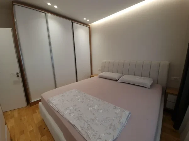 Tirane, jepet me qera apartament 1+1 Kati 2, 80 m² 700 € (RRUGA E KAVAJES)