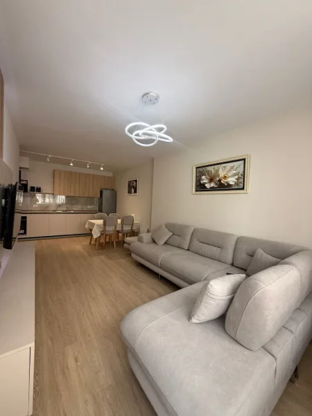 Tirane, jepet me qera apartament 1+1 Kati 3, 70 m² 600 € (ish parku i autobusave)