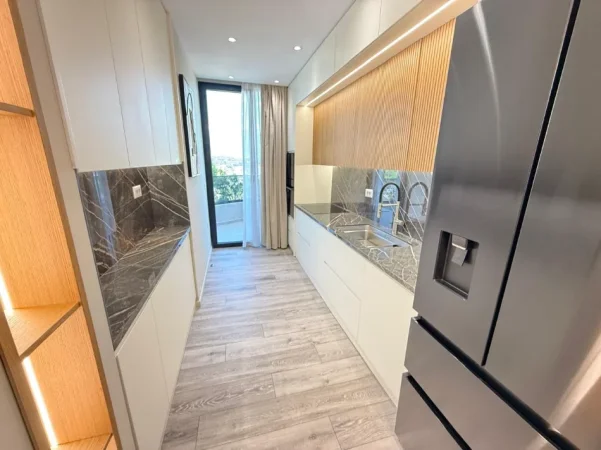 Tirane, jepet me qera Vile 3 Katshe Kati 3, 550 m² 6.000 € (Rruga e Ullishteve)