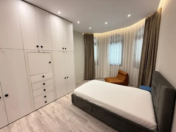 Tirane, jepet me qera Vile 3 Katshe Kati 3, 550 m² 6.000 € (Rruga e Ullishteve)
