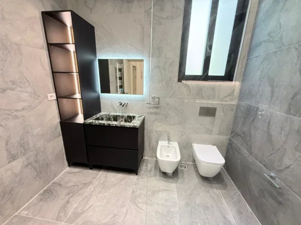 Tirane, jepet me qera Vile 3 Katshe Kati 3, 550 m² 6.000 € (Rruga e Ullishteve)