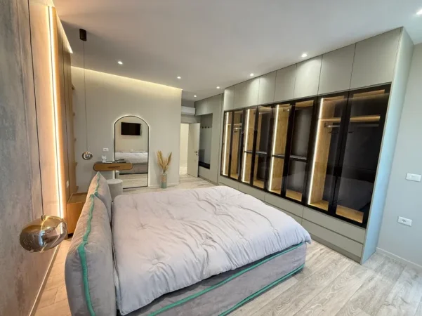 Tirane, jepet me qera Vile 3 Katshe Kati 3, 550 m² 6.000 € (Rruga e Ullishteve)