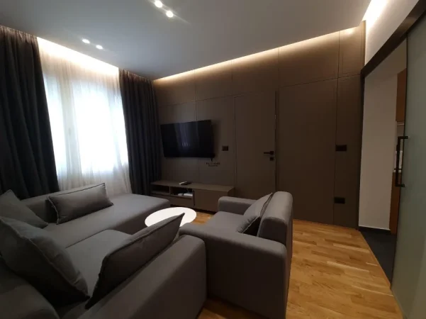 Tirane, jepet me qera apartament 1+1 Kati 1, 80 m² 700 € (MYSLYM SHYRI)