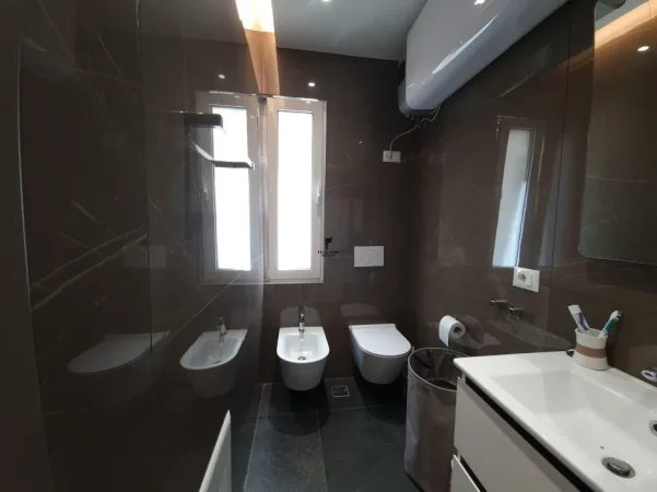 Tirane, jepet me qera apartament 1+1 Kati 1, 80 m² 700 € (MYSLYM SHYRI)