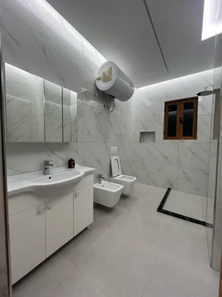 Tirane, jepet me qera apartament 3+1+Ballkon Kati 2, 130 m² 900 € (Don Bosko)
