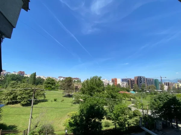 Tirane, jepet me qera apartament 2+1 Kati 3, 100 m² 900 € (Kopshti Botanik)