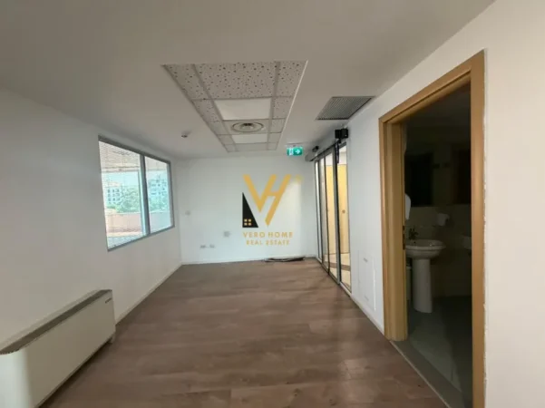 Tirane, jepet me qera zyre Kati 5, 305 m² 9.200 € (GALERIA ETC)