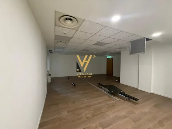 Tirane, jepet me qera zyre Kati 5, 305 m² 9.200 € (GALERIA ETC)