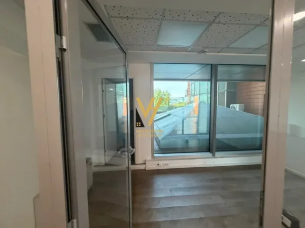 Tirane, jepet me qera zyre Kati 5, 305 m² 9.200 € (GALERIA ETC)