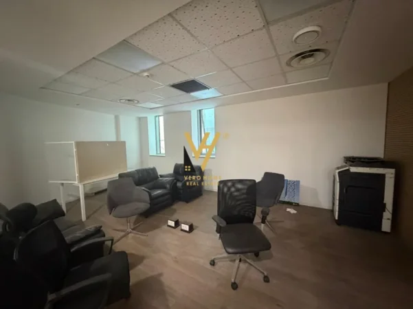 Tirane, jepet me qera zyre Kati 5, 305 m² 9.200 € (GALERIA ETC)