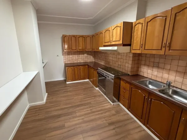 Tirane, jepet me qera zyre , 178 m² 1.800 € 