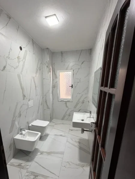 Tirane, jepet me qera zyre , 178 m² 1.800 € 