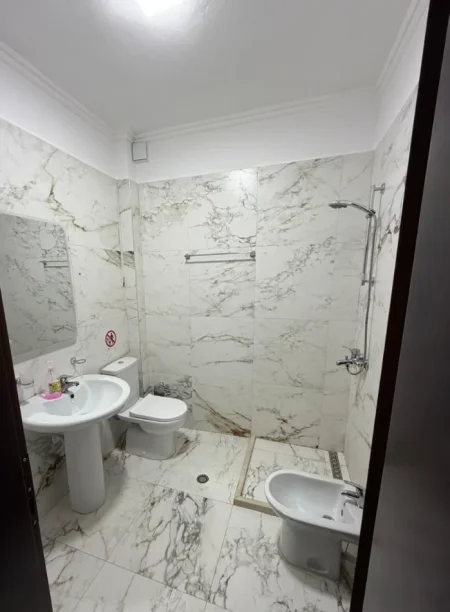 Tirane, jepet me qera zyre , 178 m² 1.800 € 