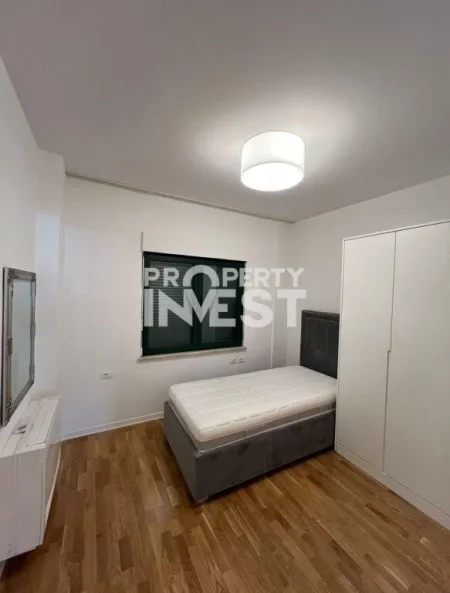 Tirane, jepet me qera apartament 3+1 Kati 5, 170 m² 2.000 € (Blloku)