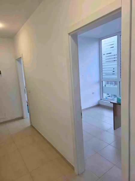 Tirane, jepet me qera zyre Kati 3, 440 € 