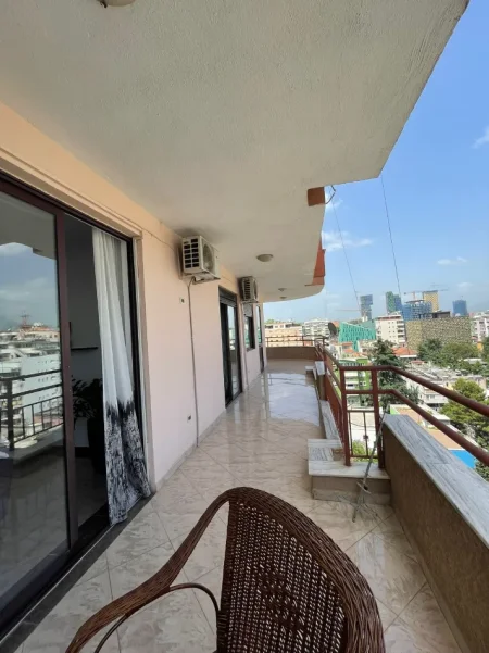 Tirane, jepet me qera apartament 2+1+Ballkon Kati 8, 1.000 € (Bllok)
