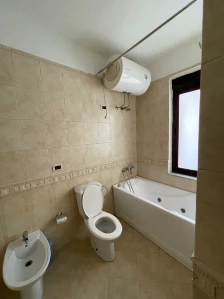 Tirane, jepet me qera apartament 2+1+Ballkon Kati 8, 1.000 € (Bllok)