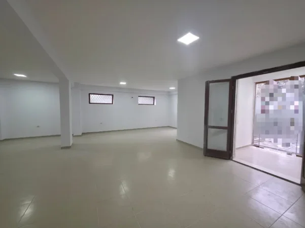 Tirane, jepet me qera dyqan Kati 0, 90 m² 840 € (Kopshti Botanik)