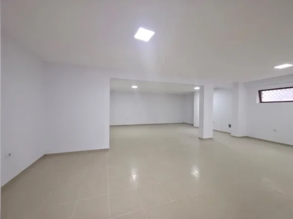 Tirane, jepet me qera dyqan Kati 0, 90 m² 840 € (Kopshti Botanik)