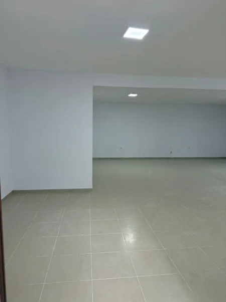 Tirane, jepet me qera dyqan Kati 0, 90 m² 840 € (Kopshti Botanik)