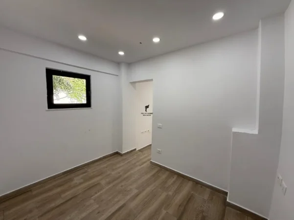 Tirane, jepet me qera zyre Kati 0, 60 m² 900 € (ISH TREGU ELEKTRIK)