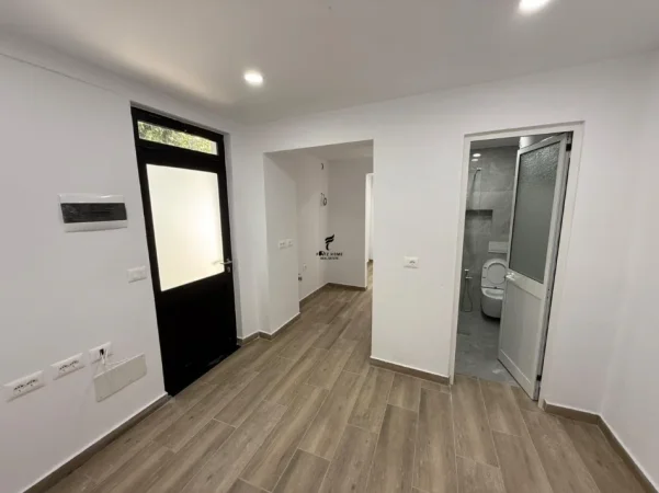 Tirane, jepet me qera zyre Kati 0, 60 m² 900 € (ISH TREGU ELEKTRIK)