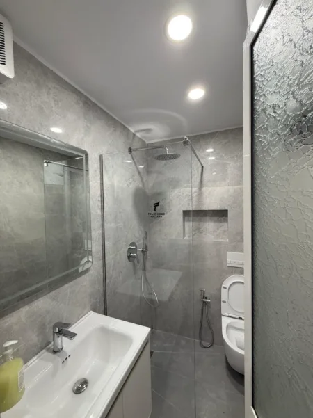 Tirane, jepet me qera zyre Kati 0, 60 m² 900 € (ISH TREGU ELEKTRIK)