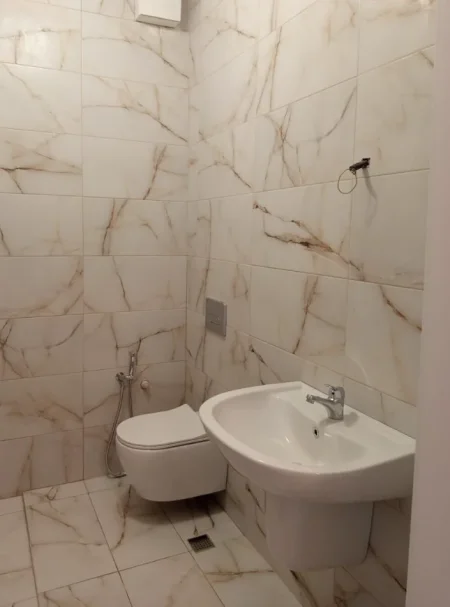 Tirane, jepet me qera apartament 2+1 , 80 m² 650 € 