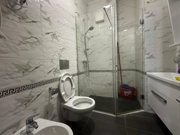 Tirane, jepet me qera apartament 1+1+Ballkon Kati 2, 72 m² 500 € (21 Dhjetori)