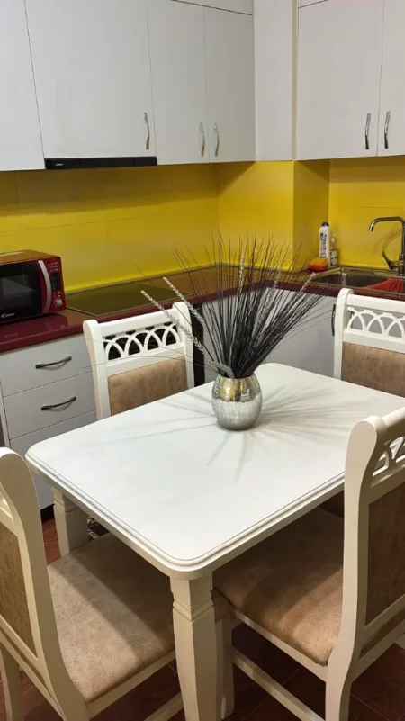 Tirane, jepet me qera apartament 1+1+Ballkon Kati 2, 72 m² 500 € (21 Dhjetori)