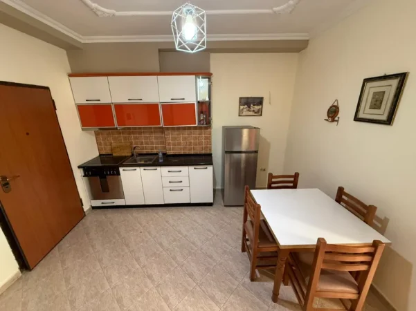 Durres, jepet me qera apartament 1+1+Aneks+Ballkon Kati 4, 300 € (Plazh Rrota e Kuqe)