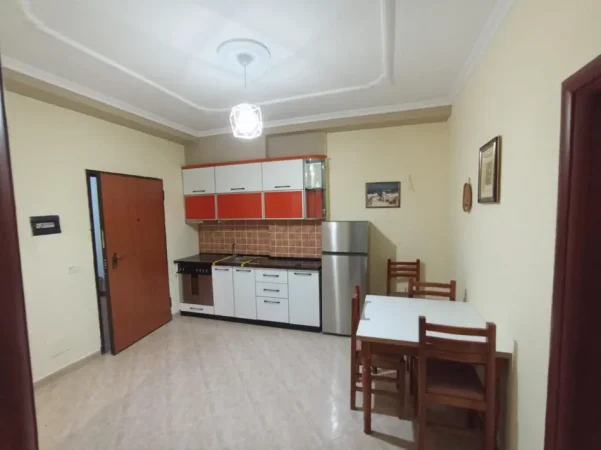 Durres, jepet me qera apartament 1+1+Aneks+Ballkon Kati 4, 300 € (Plazh Rrota e Kuqe)