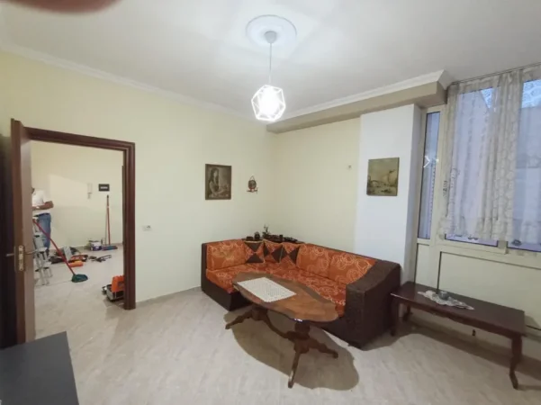 Durres, jepet me qera apartament 1+1+Aneks+Ballkon Kati 4, 300 € (Plazh Rrota e Kuqe)