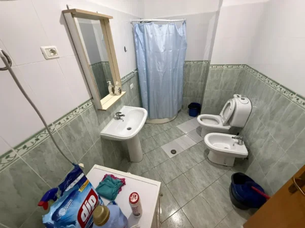 Durres, jepet me qera apartament 1+1+Aneks+Ballkon Kati 4, 300 € (Plazh Rrota e Kuqe)