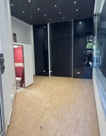 Tirane, jepet me qera dyqan Kati 0, 27 m² 400 € (RRUGA E BARRIKADAVE)