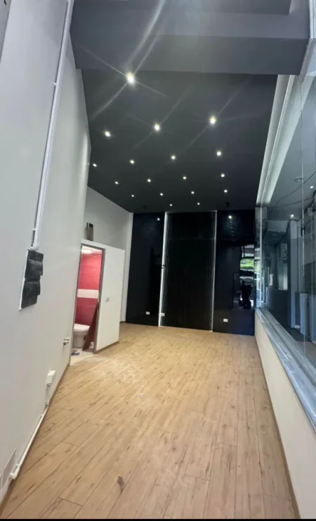 Tirane, jepet me qera dyqan Kati 0, 27 m² 400 € (RRUGA E BARRIKADAVE)