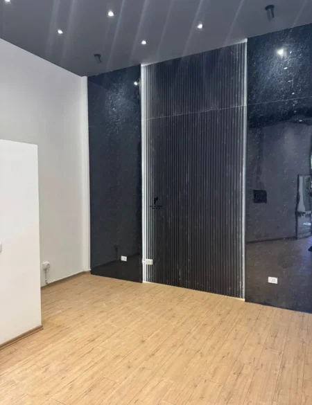 Tirane, jepet me qera dyqan Kati 0, 27 m² 400 € (RRUGA E BARRIKADAVE)
