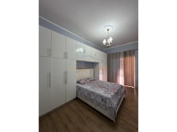 Shqiperi, jepet me qera apartament 1+1+Ballkon Kati 2, 70 m² 450 € (unaza e re)