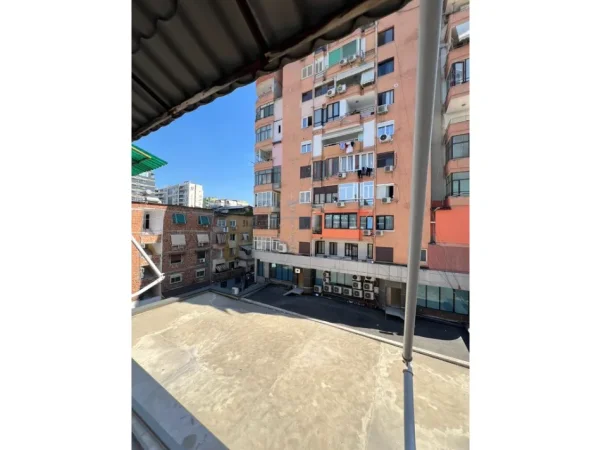 Tirane, jepet me qera apartament 1+1+Ballkon Kati 5, 44 m² 750 € (Bllok)