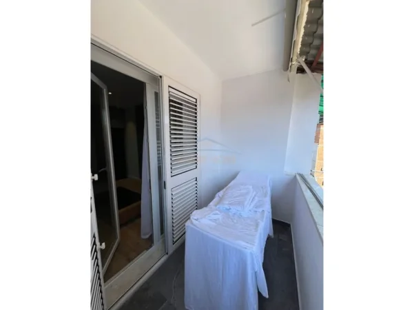 Tirane, jepet me qera apartament 1+1+Ballkon Kati 5, 44 m² 750 € (Bllok)