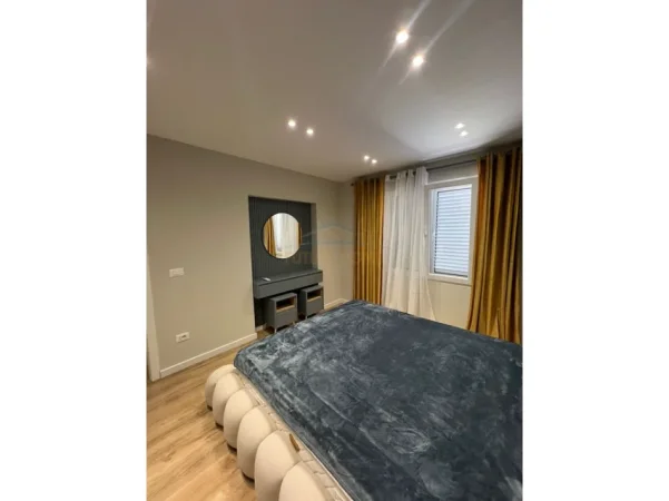 Tirane, jepet me qera apartament 1+1+Ballkon Kati 5, 44 m² 750 € (Bllok)