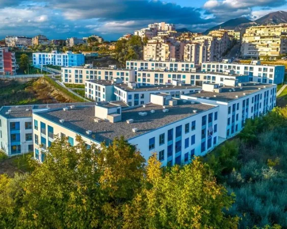 Tirane, jepet me qera apartament 1+1 Kati 2, 47 m² 400 € (kompleksi oxa, fresk.)