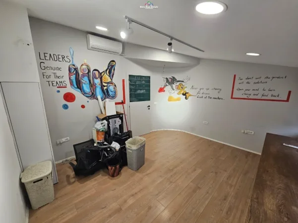 Tirane, jepet me qera zyre Kati 7, 50 m² 520 € (ish tregu elektrik)