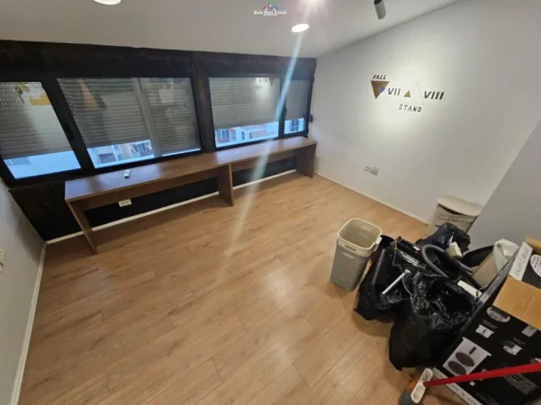Tirane, jepet me qera zyre Kati 7, 50 m² 520 € (ish tregu elektrik)