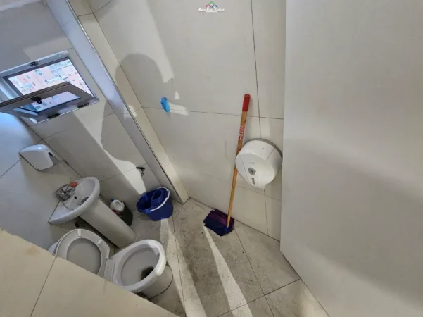 Tirane, jepet me qera zyre Kati 7, 50 m² 520 € (ish tregu elektrik)